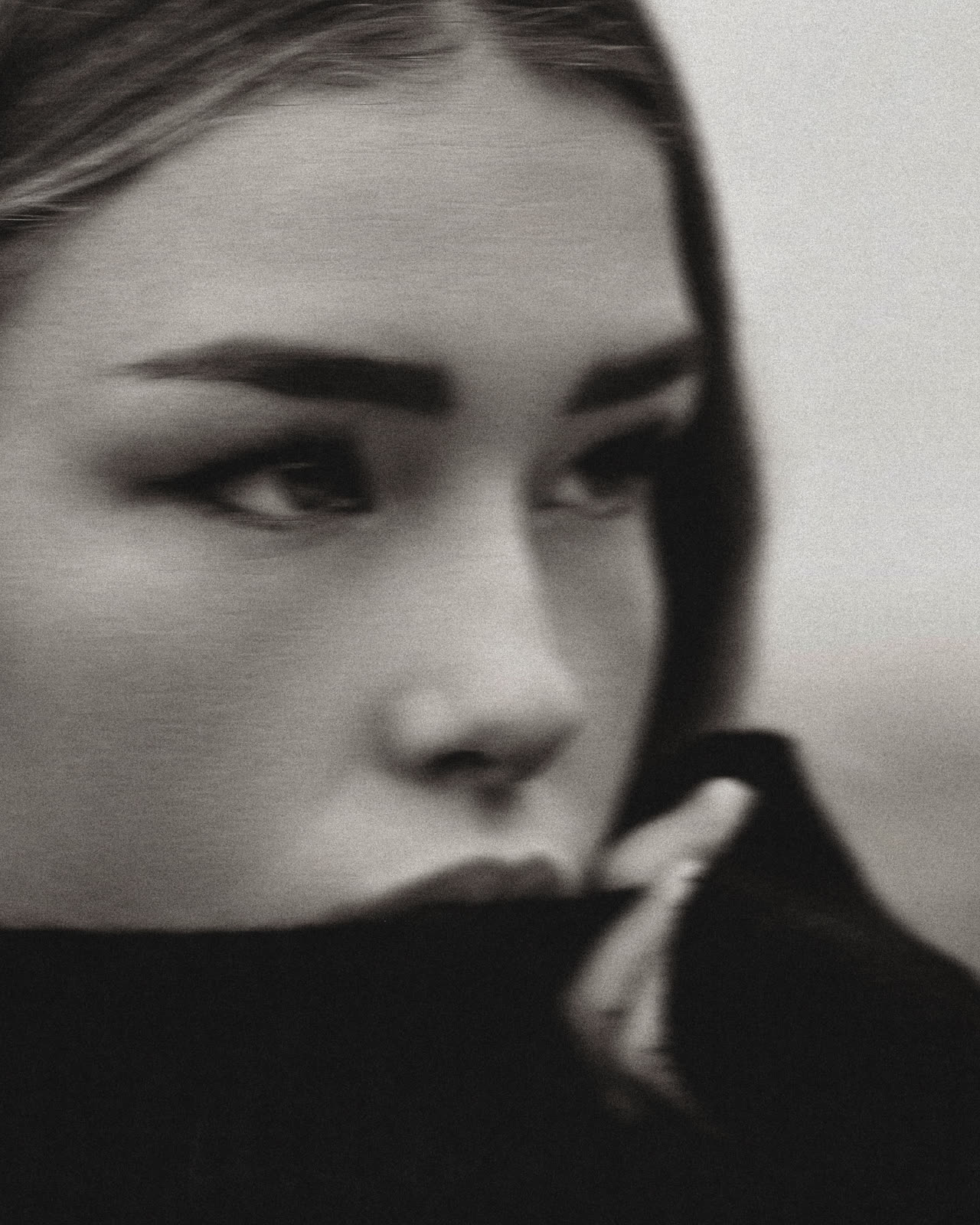 Portrait noir et blanc en gros plan, regard de côté