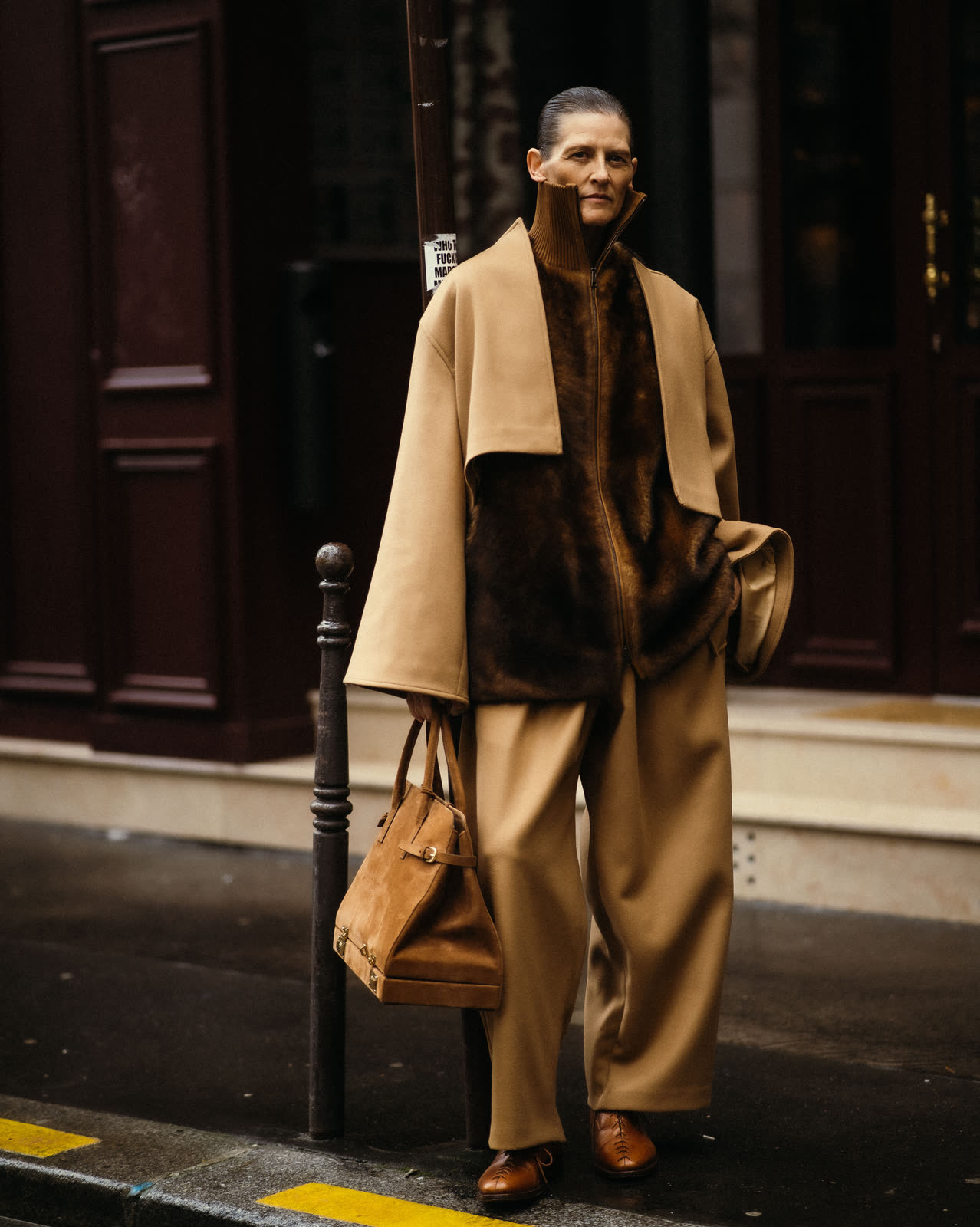 Look de rue pendant la Fashion Week de Paris : manteau camel et sac en cuir